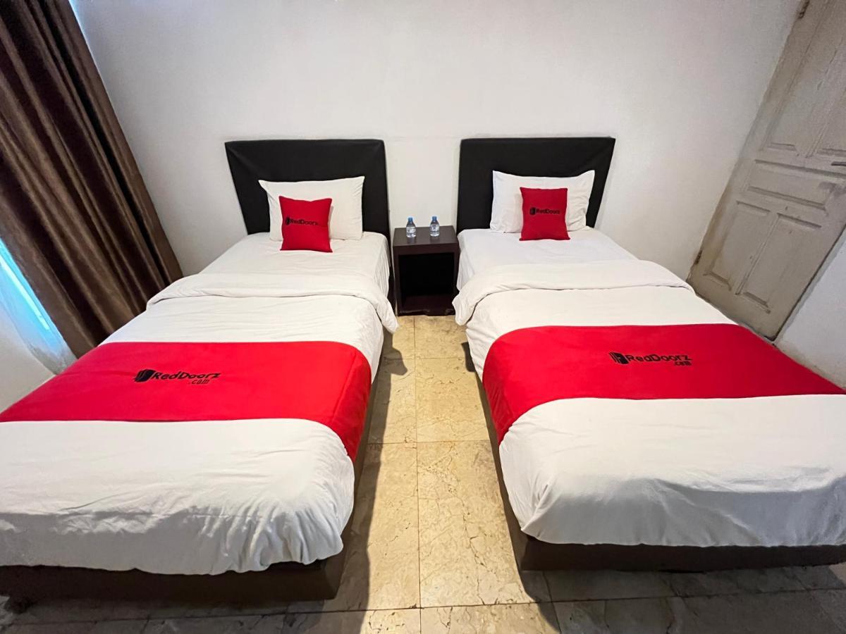 Reddoorz Near Kantor Walikota Manado Buitenkant foto